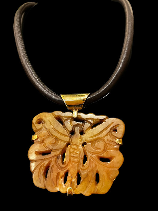 Honey jade pendant necklace