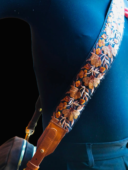 Adjustable shoulder strap for bag in silk and leather