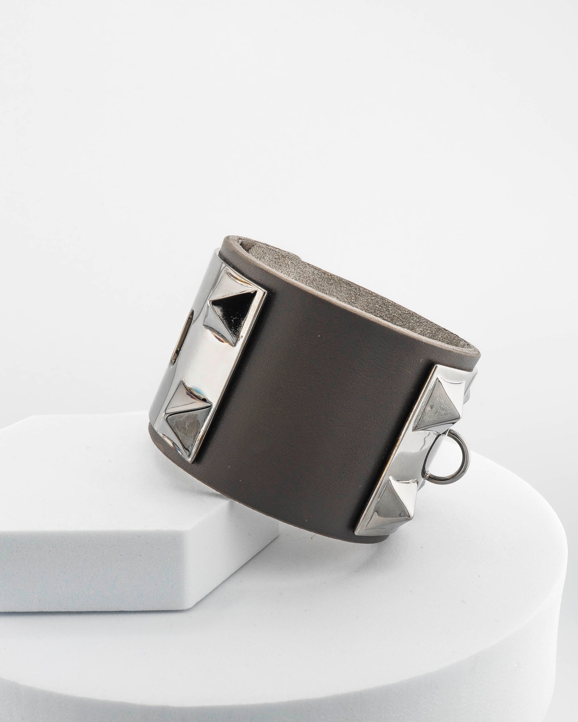 Leather bracelet with, bronze pyramids plated in 18K gold.
An original Marri Cortona design — handmade in Tuscany.