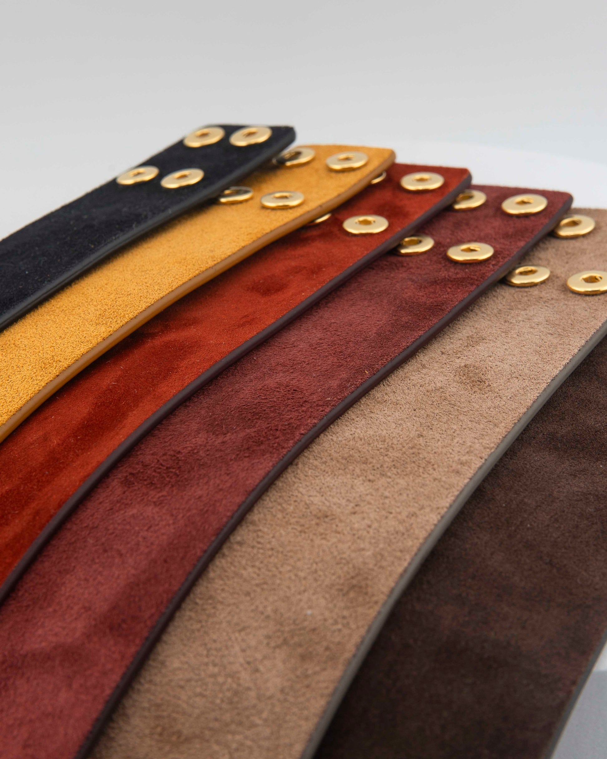 Personalized bracelet with 18K gold-plated bronze charm and suede leather strap.
An original Marri Cortona design — handmade in Tuscany.