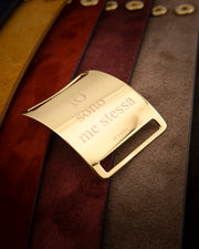 Personalized bracelet with 18K gold-plated bronze charm and suede leather strap.
An original Marri Cortona design — handmade in Tuscany.