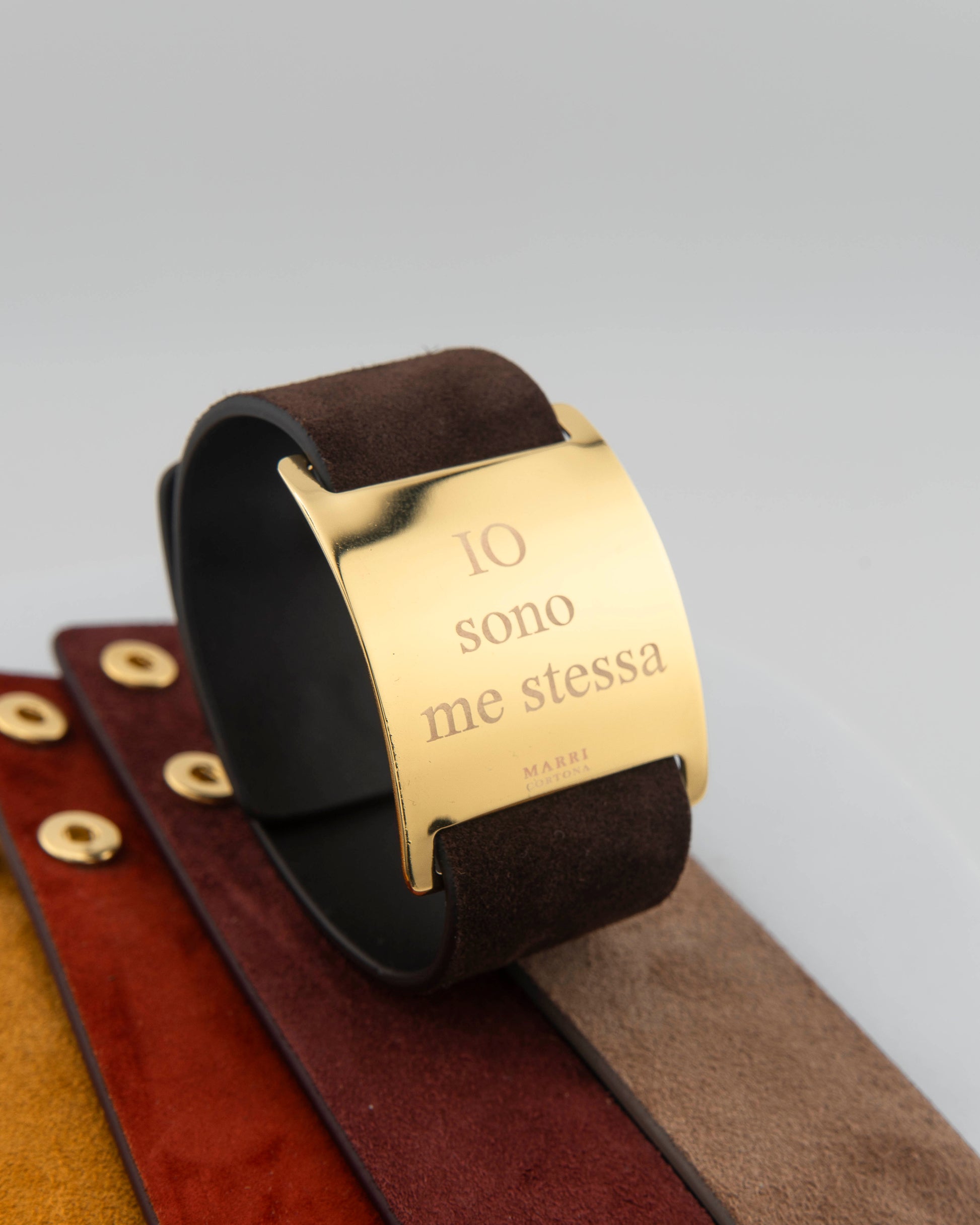 Personalized bracelet with 18K gold-plated bronze charm and suede leather strap.
An original Marri Cortona design — handmade in Tuscany.