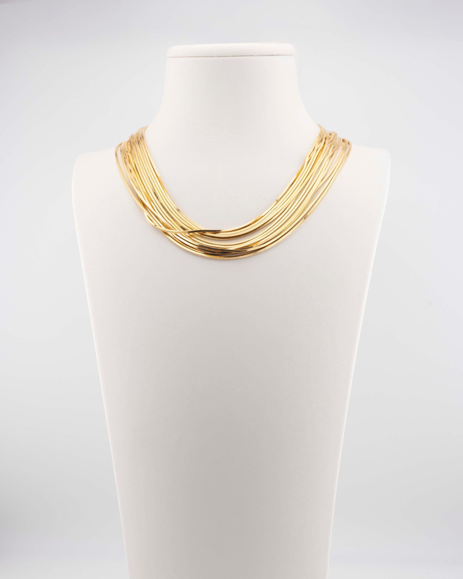 Collana girocollo con fili di catena a scalare in bronzo placcato oro 18 carati. Gioiello artigianale italiano dal design luminoso ed elegante firmato Marri Cortona