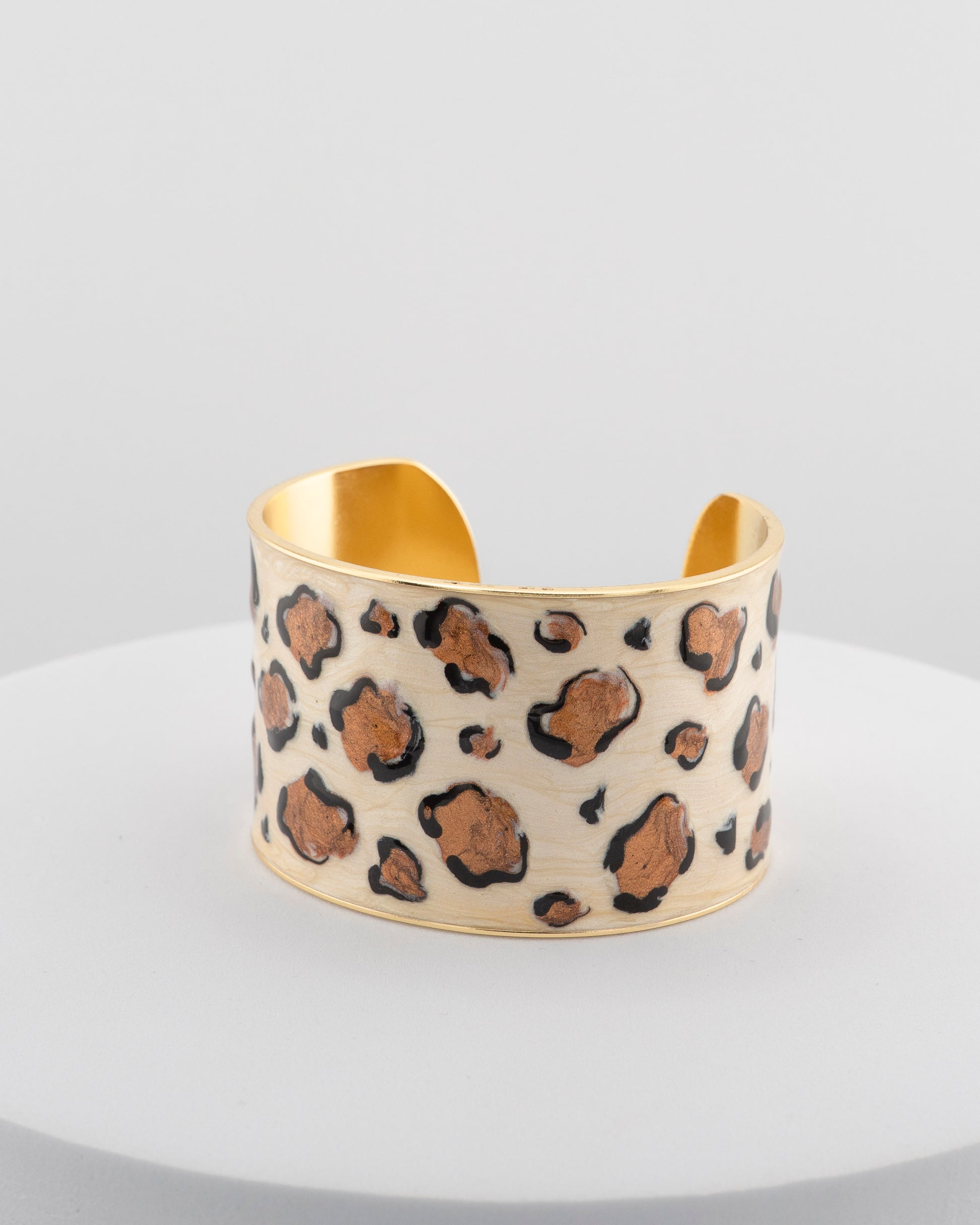 Handcrafted bracelet in 18K gold-plated bronze with leopard-patterned smalto.
From an original Marri Cortona design, handmade in Tuscany.