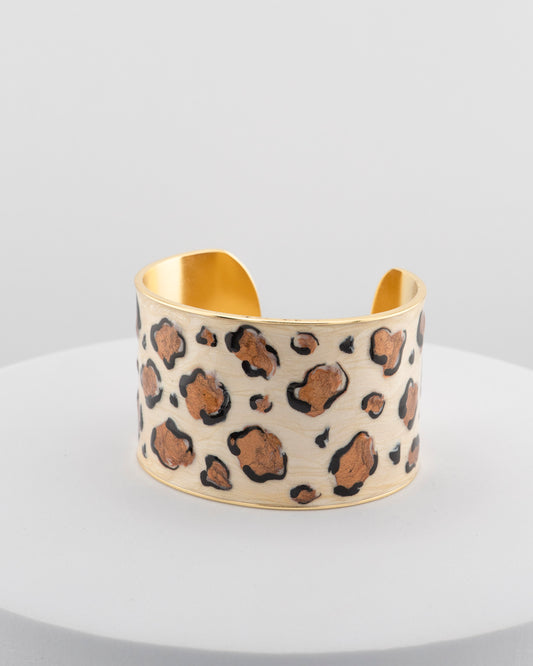 Handcrafted bracelet in 18K gold-plated bronze with leopard-patterned smalto.
From an original Marri Cortona design, handmade in Tuscany.