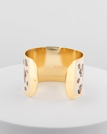 Handcrafted bracelet in 18K gold-plated bronze with leopard-patterned smalto.
From an original Marri Cortona design, handmade in Tuscany.
