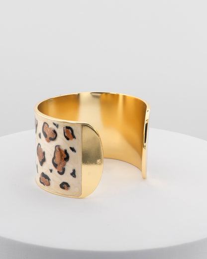 Handcrafted bracelet in 18K gold-plated bronze with leopard-patterned smalto.
From an original Marri Cortona design, handmade in Tuscany.