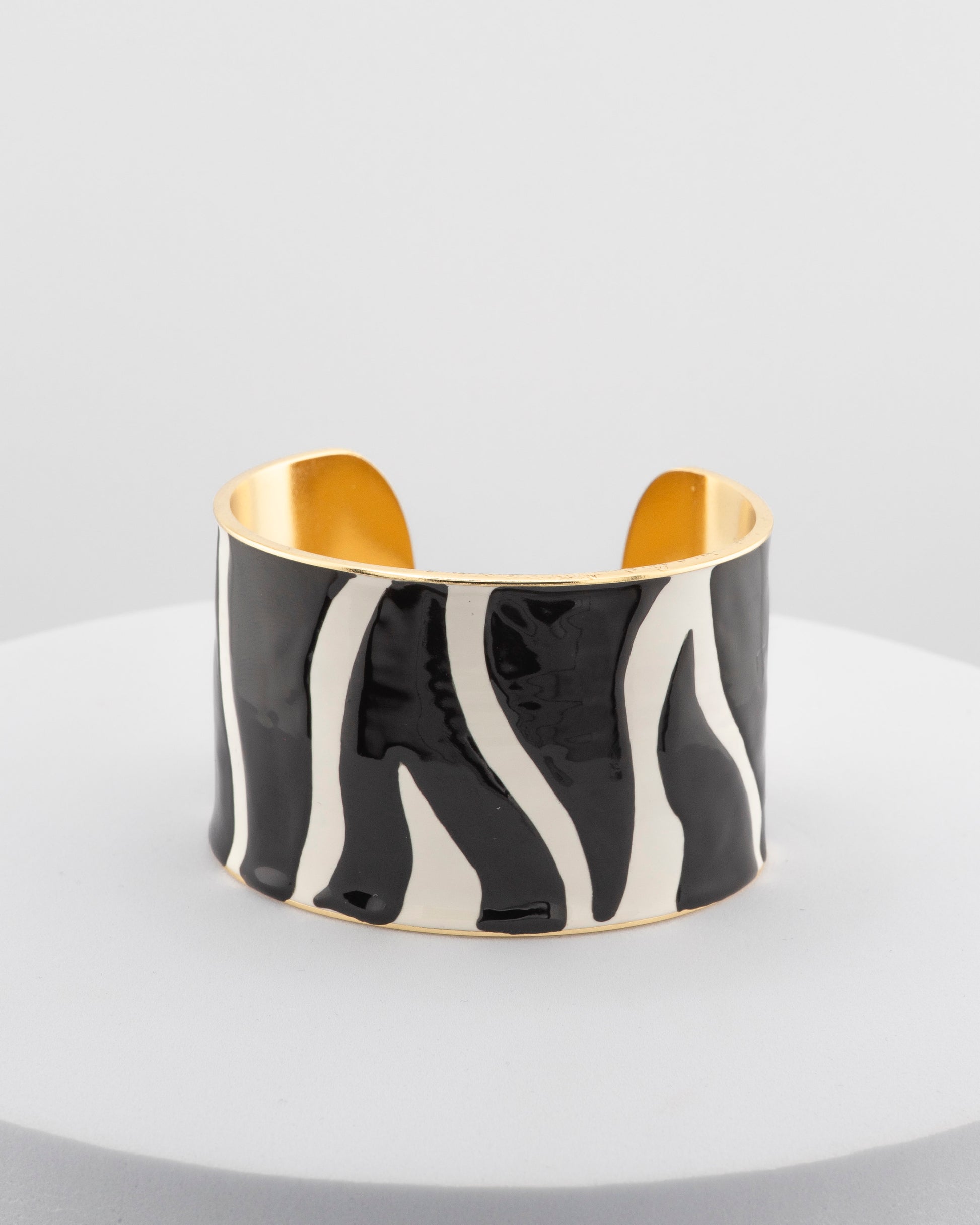 Handcrafted bracelet in 18K gold-plated bronze with zebra-patterned enamel.
An original Marri Cortona design — handmade in Tuscany.
