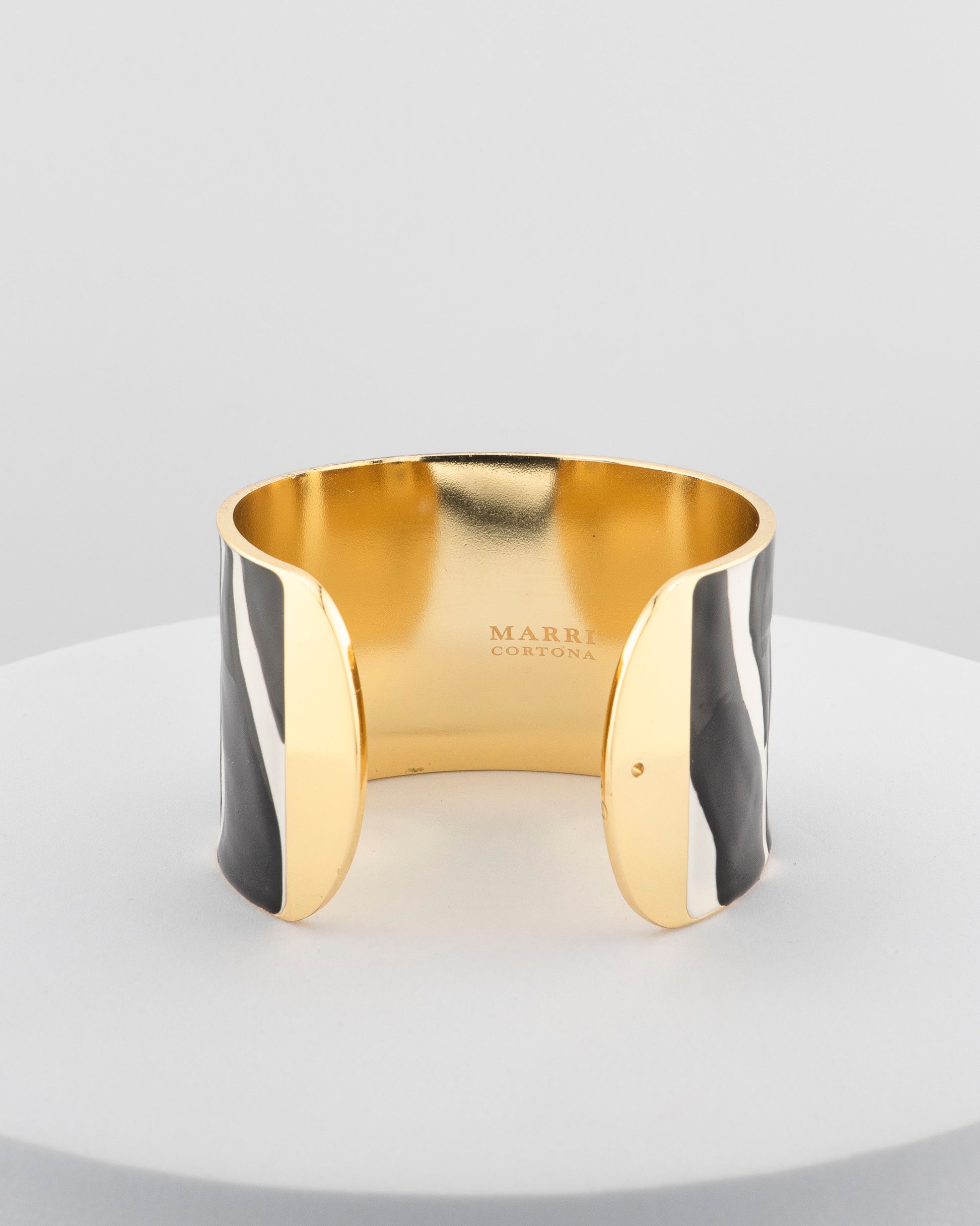 Handcrafted bracelet in 18K gold-plated bronze with zebra-patterned enamel.
An original Marri Cortona design — handmade in Tuscany.