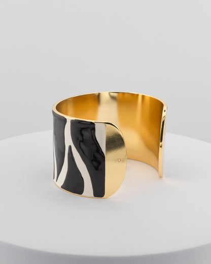 Handcrafted bracelet in 18K gold-plated bronze with zebra-patterned enamel.
An original Marri Cortona design — handmade in Tuscany.