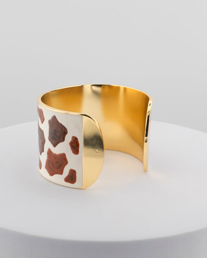 Handcrafted bracelet in 18K gold-plated bronze with giraffe-patterned enamel.
An original Marri Cortona design — handmade in Tuscany.