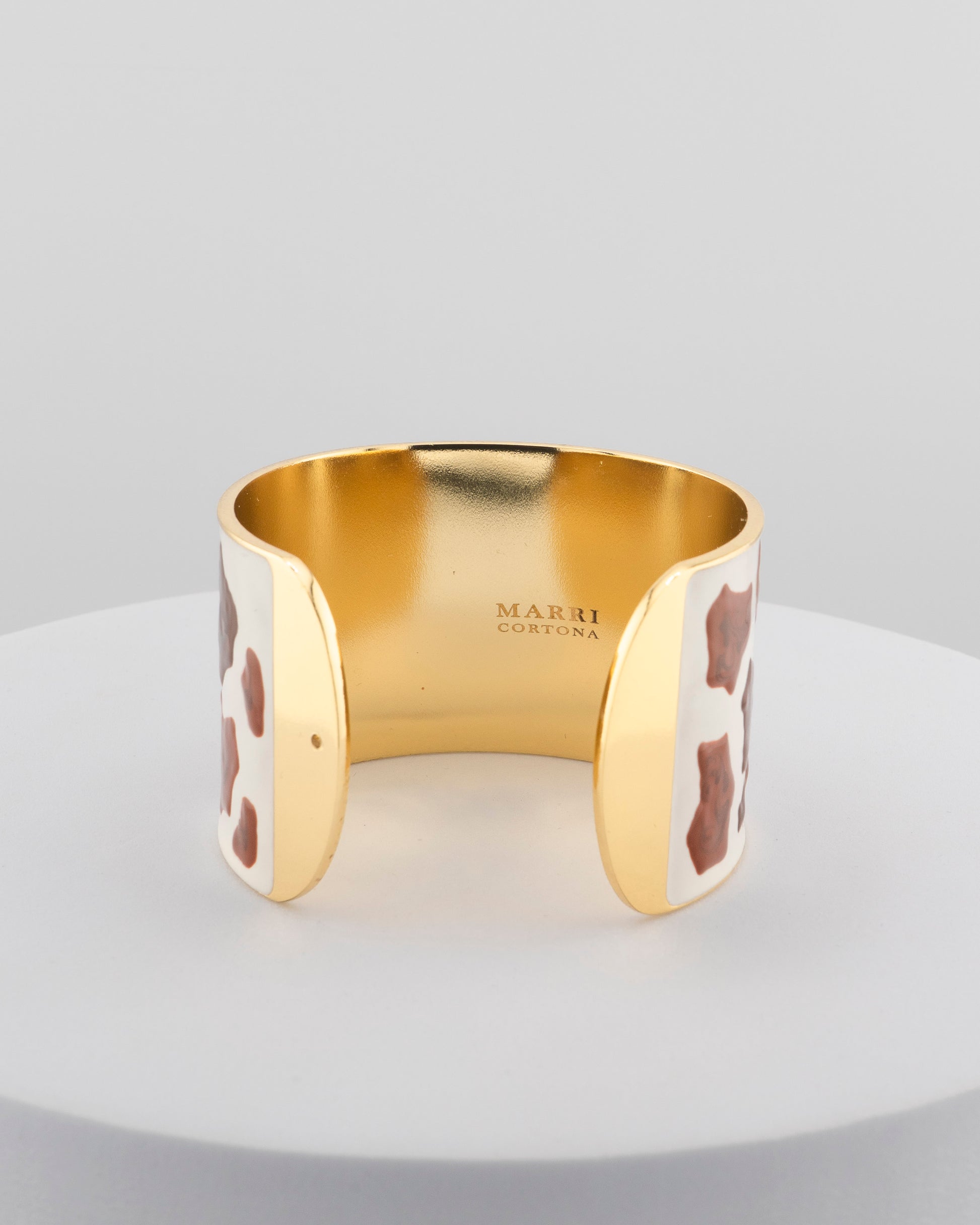 Handcrafted bracelet in 18K gold-plated bronze with giraffe-patterned enamel.
An original Marri Cortona design — handmade in Tuscany.