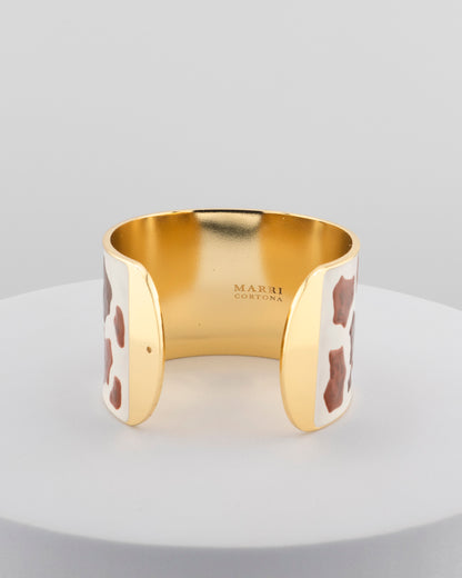 Handcrafted bracelet in 18K gold-plated bronze with giraffe-patterned enamel.
An original Marri Cortona design — handmade in Tuscany.
