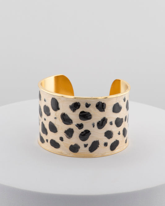 Handcrafted bracelet in 18K gold-plated bronze with cheetah-patterned enamel.
An original Marri Cortona design — handmade in Tuscany.