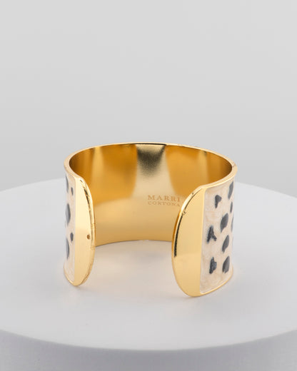 Handcrafted bracelet in 18K gold-plated bronze with cheetah-patterned enamel.
An original Marri Cortona design — handmade in Tuscany.