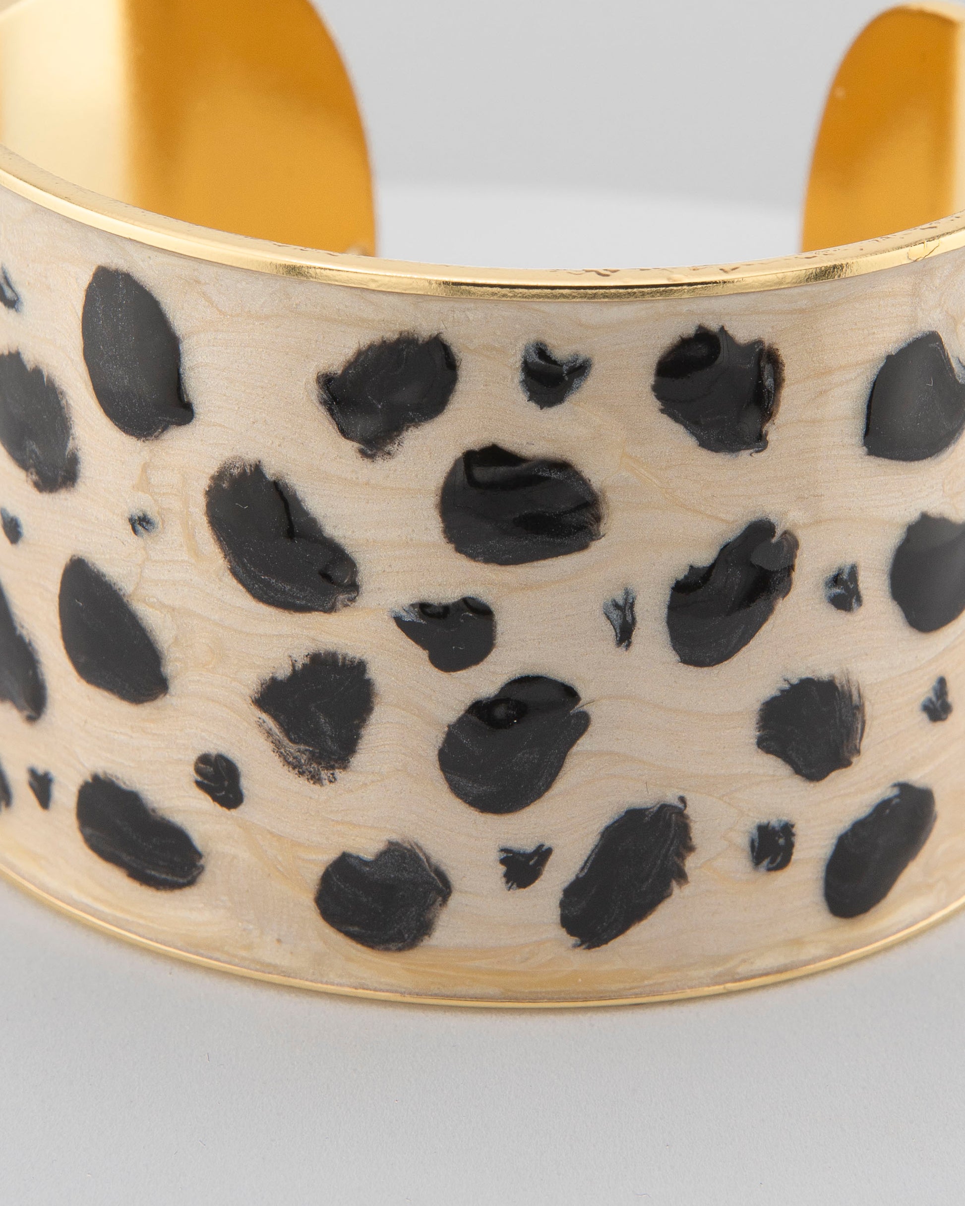 Handcrafted bracelet in 18K gold-plated bronze with cheetah-patterned enamel.
An original Marri Cortona design — handmade in Tuscany.