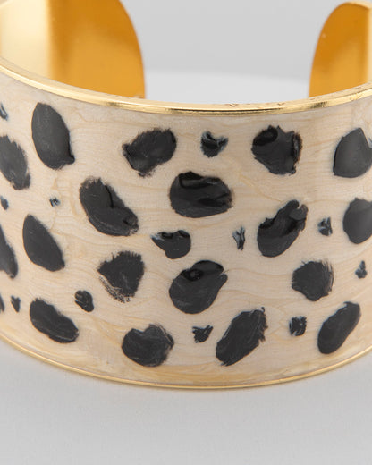 Handcrafted bracelet in 18K gold-plated bronze with cheetah-patterned enamel.
An original Marri Cortona design — handmade in Tuscany.