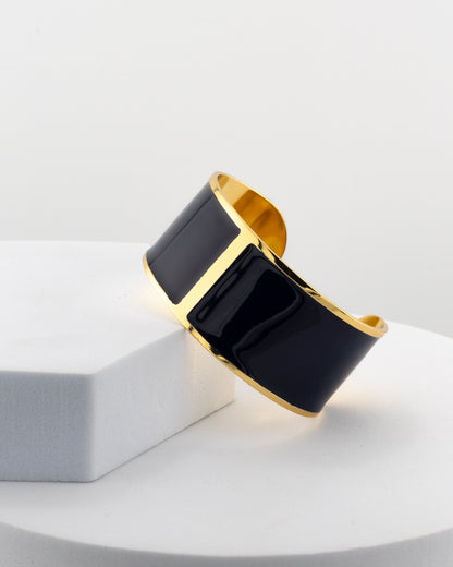 Handcrafted in Tuscany, the MarriCortona Smalto Bracelets in 18k gold and hand-painted enamel feature bold 30 mm bands — radiant, elegant, and uniquely Italian.