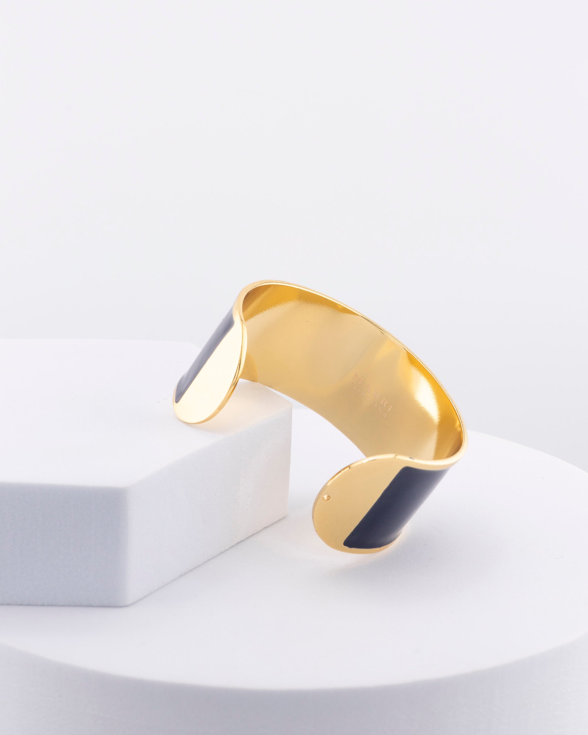 Handcrafted in Tuscany, the MarriCortona Smalto Bracelets in 18k gold and hand-painted enamel feature bold 30 mm bands — radiant, elegant, and uniquely Italian.