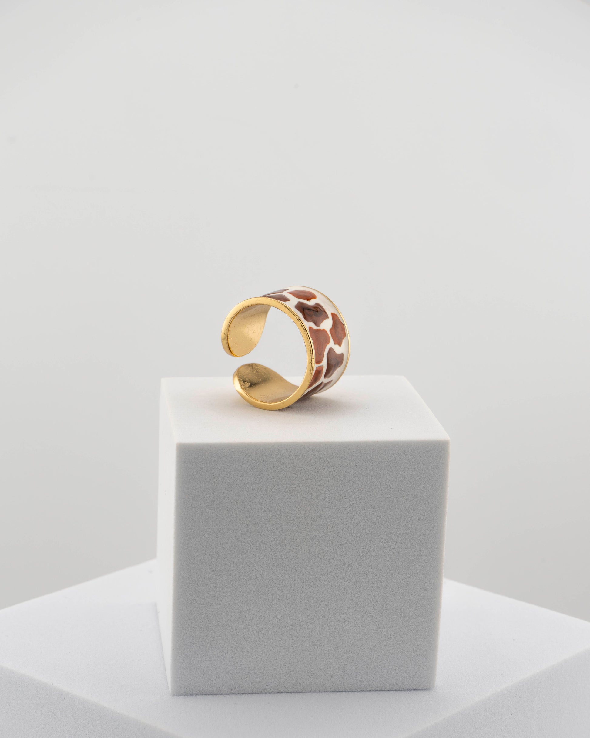 Refined yet bold enamel ring inspired by the giraffe ’s wild elegance.
Handcrafted in Tuscany from an original Marri Cortona design — 18K gold-plated bronze with glossy finish.