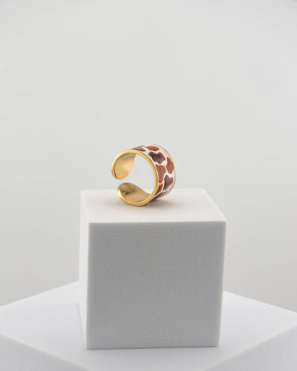 Refined yet bold enamel ring inspired by the giraffe ’s wild elegance.
Handcrafted in Tuscany from an original Marri Cortona design — 18K gold-plated bronze with glossy finish.