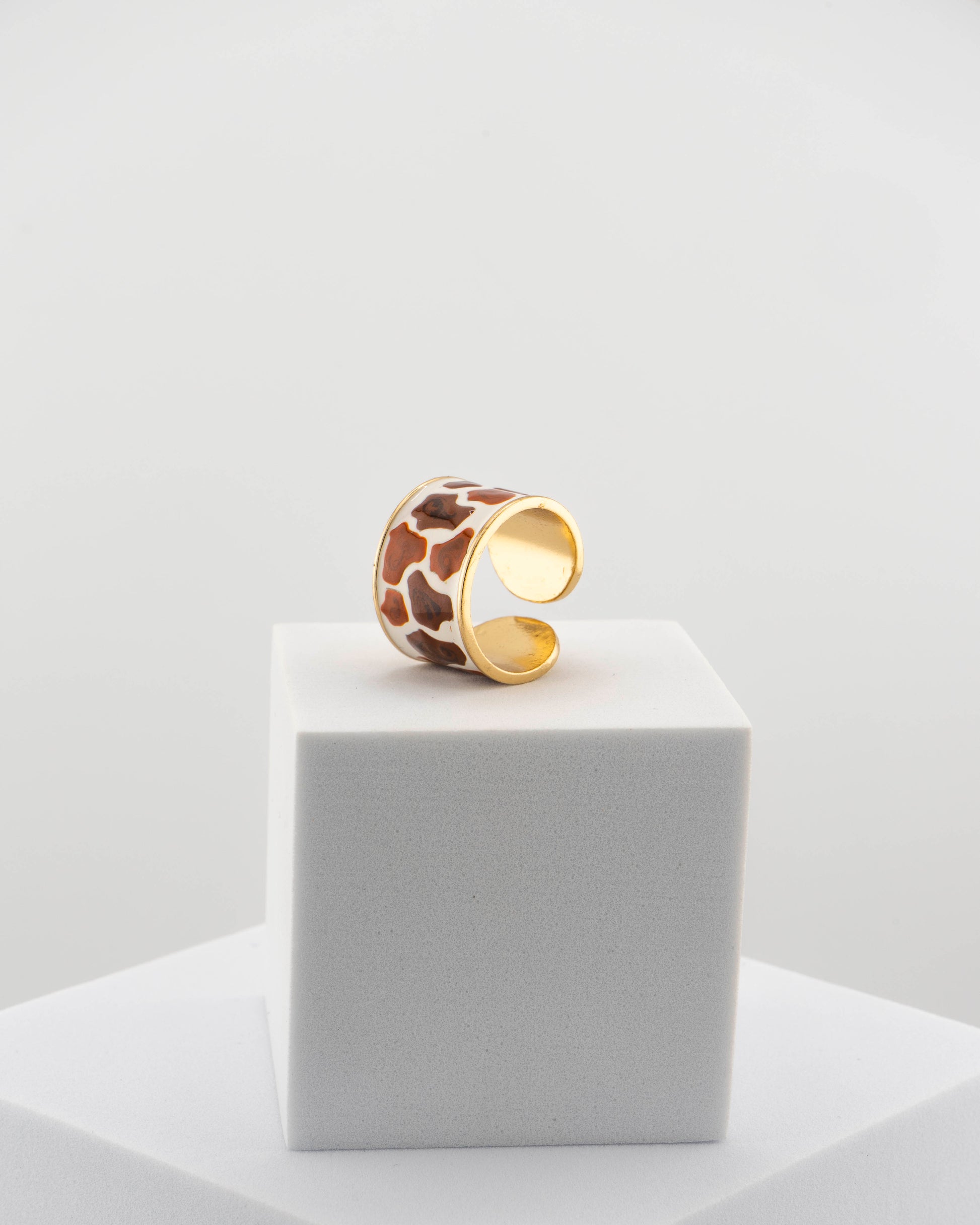 Refined yet bold enamel ring inspired by the giraffe ’s wild elegance.
Handcrafted in Tuscany from an original Marri Cortona design — 18K gold-plated bronze with glossy finish.