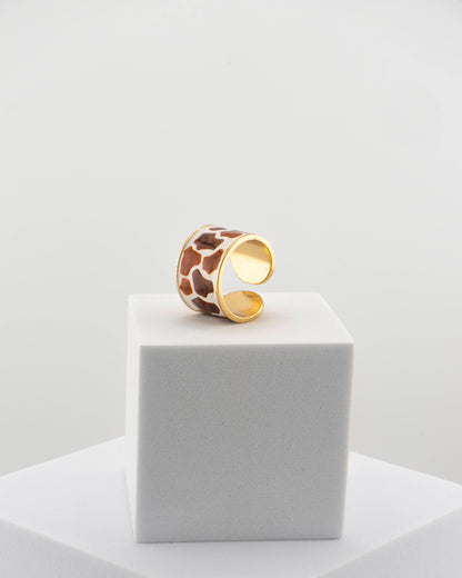Refined yet bold enamel ring inspired by the giraffe ’s wild elegance.
Handcrafted in Tuscany from an original Marri Cortona design — 18K gold-plated bronze with glossy finish.