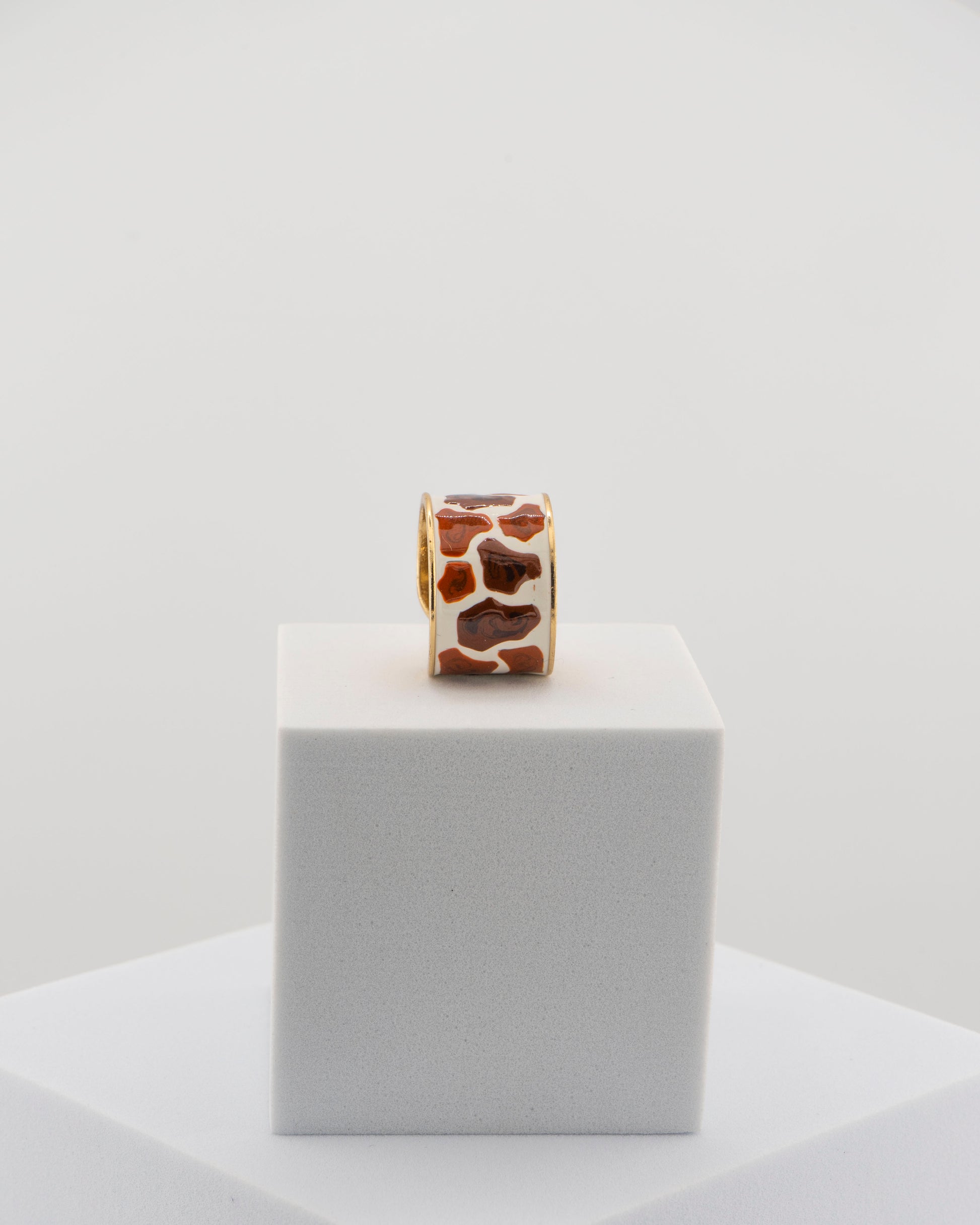 Refined yet bold enamel ring inspired by the giraffe ’s wild elegance.
Handcrafted in Tuscany from an original Marri Cortona design — 18K gold-plated bronze with glossy finish.