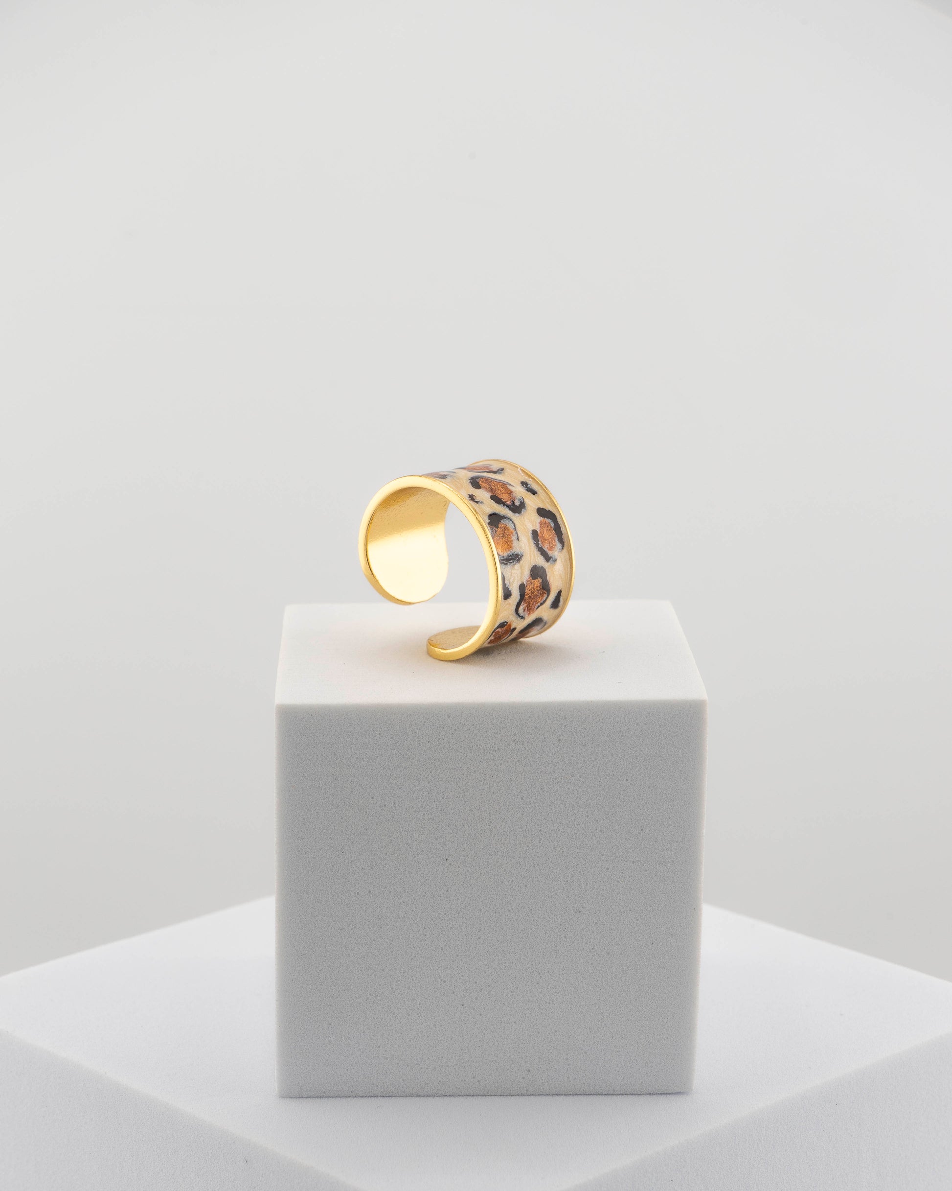 Handcrafted ring in 18K gold-plated bronze with black and white Leopard-patterned smalto.
From an original Marri Cortona design, handmade in Tuscany.