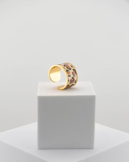 Handcrafted ring in 18K gold-plated bronze with black and white Leopard-patterned smalto.
From an original Marri Cortona design, handmade in Tuscany.