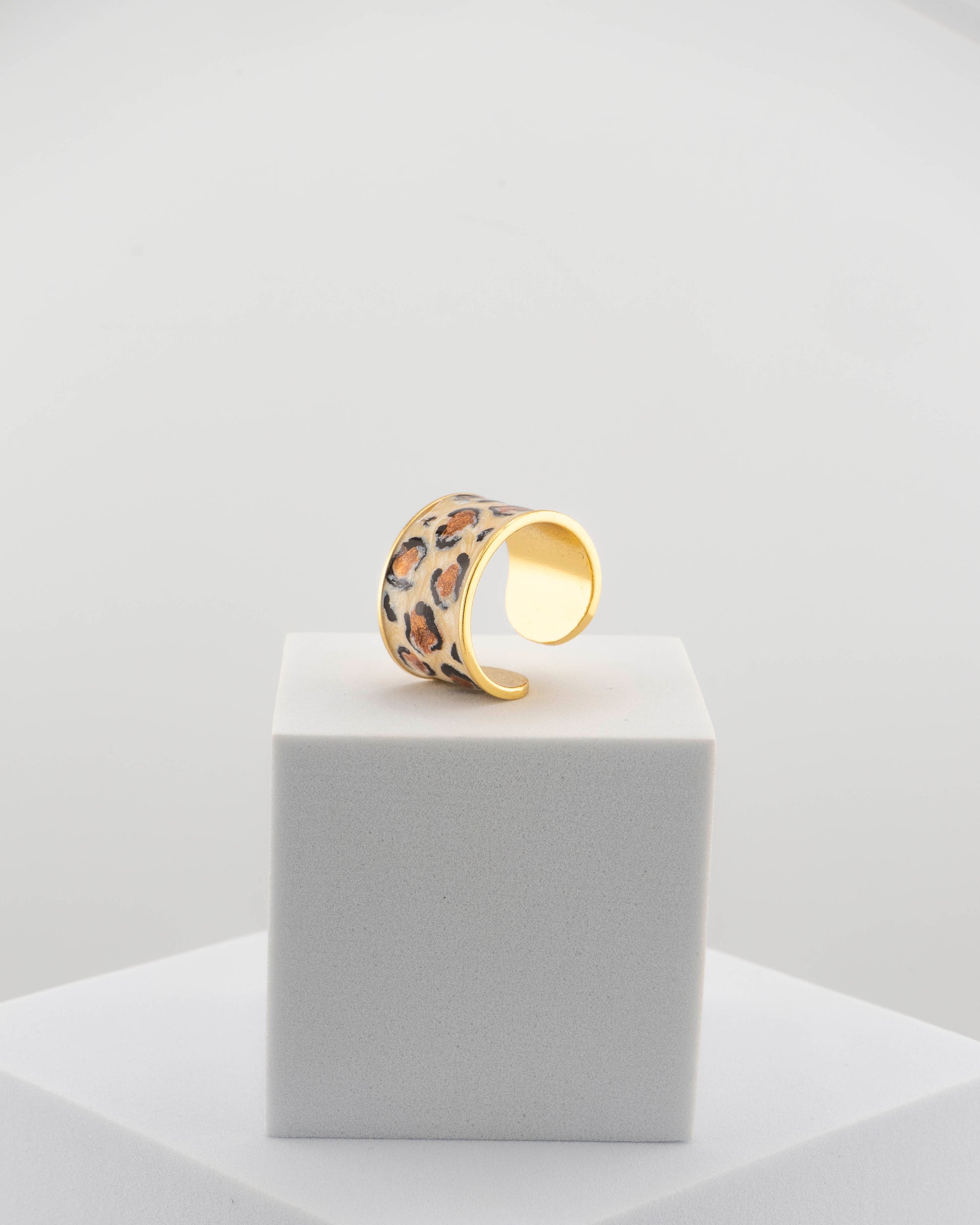 Handcrafted ring in 18K gold-plated bronze with black and white Leopard-patterned smalto.
From an original Marri Cortona design, handmade in Tuscany.