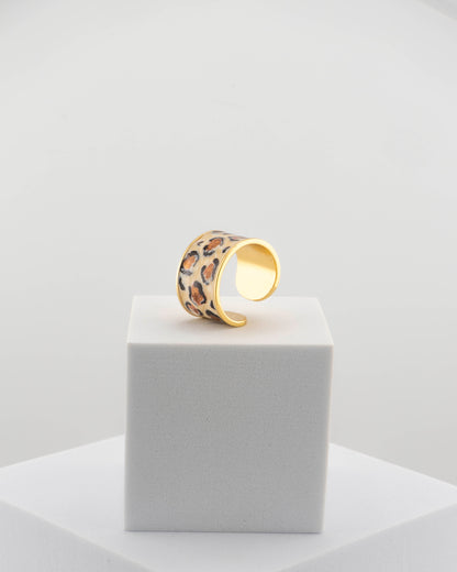 Handcrafted ring in 18K gold-plated bronze with black and white Leopard-patterned smalto.
From an original Marri Cortona design, handmade in Tuscany.