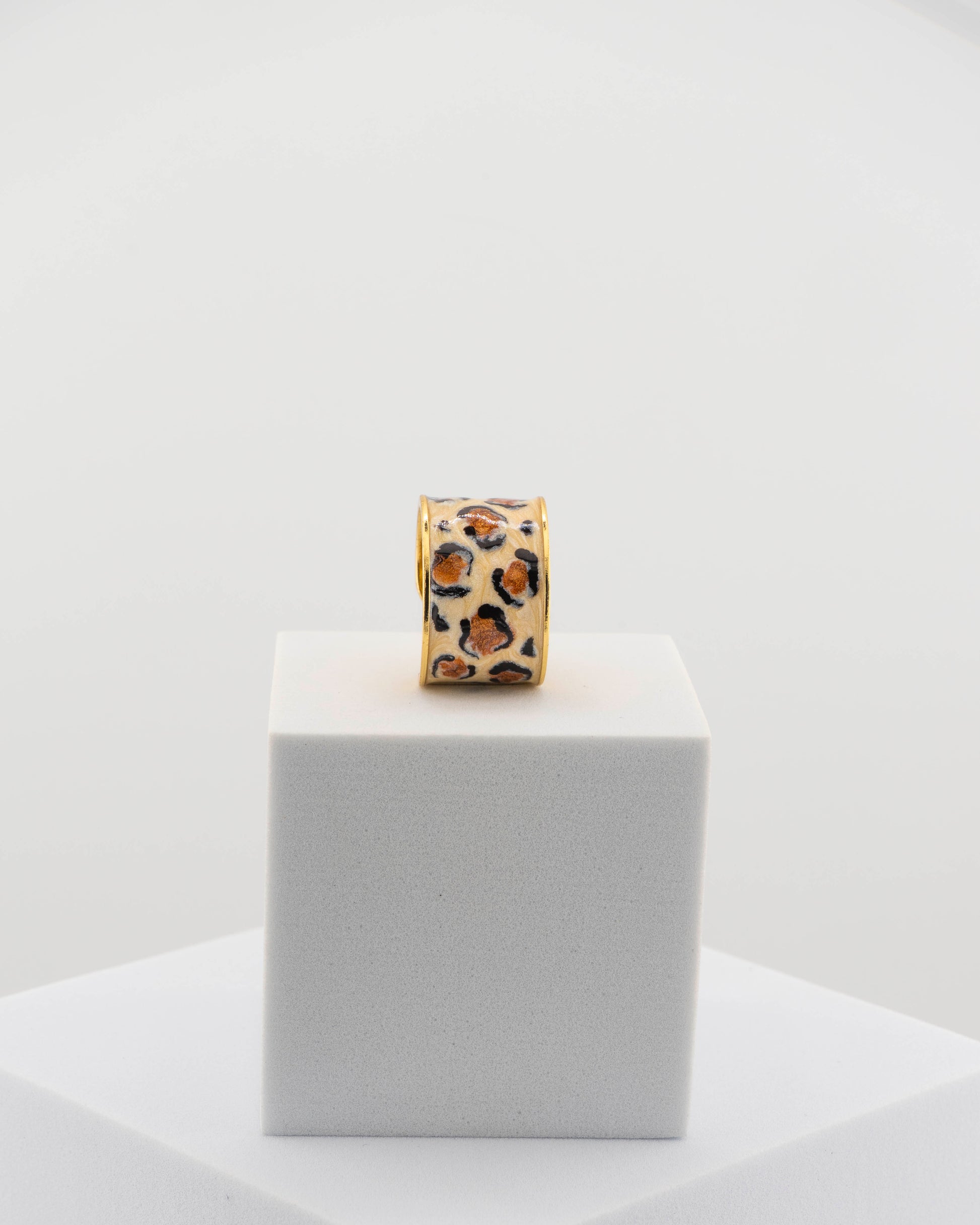 Handcrafted ring in 18K gold-plated bronze with black and white Leopard-patterned smalto.
From an original Marri Cortona design, handmade in Tuscany.