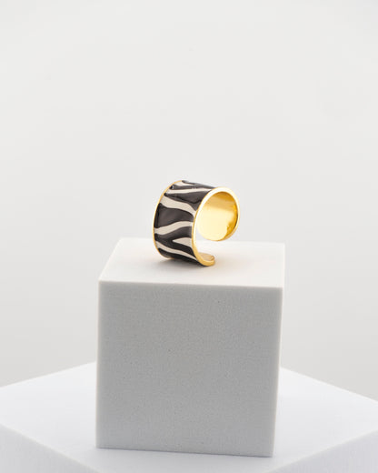 Handcrafted ring in 18K gold-plated bronze with black and white zebra-patterned smalto.
Born from an original Marri Cortona design, made by hand in Tuscany.