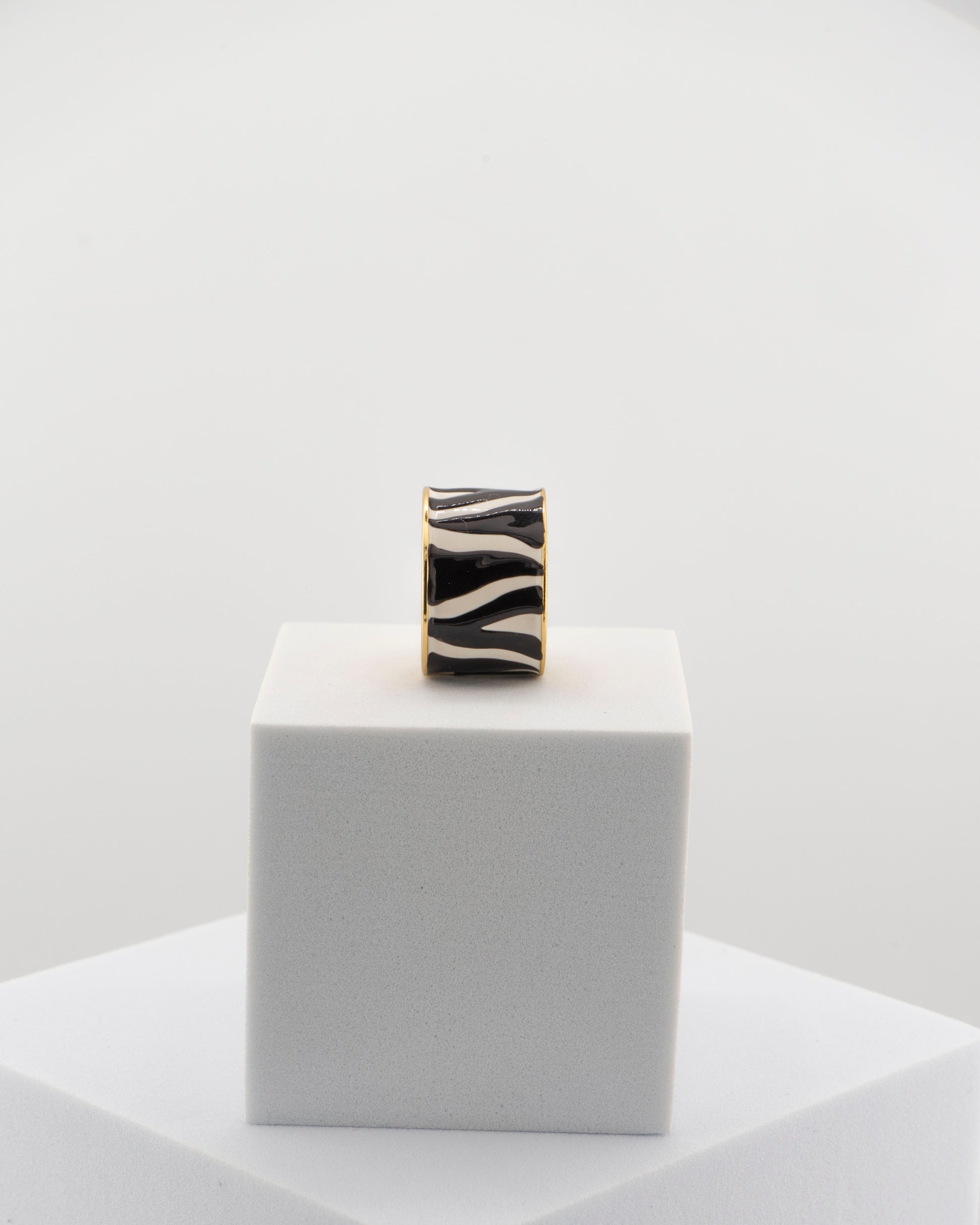 Handcrafted ring in 18K gold-plated bronze with black and white zebra-patterned smalto.
Born from an original Marri Cortona design, made by hand in Tuscany.