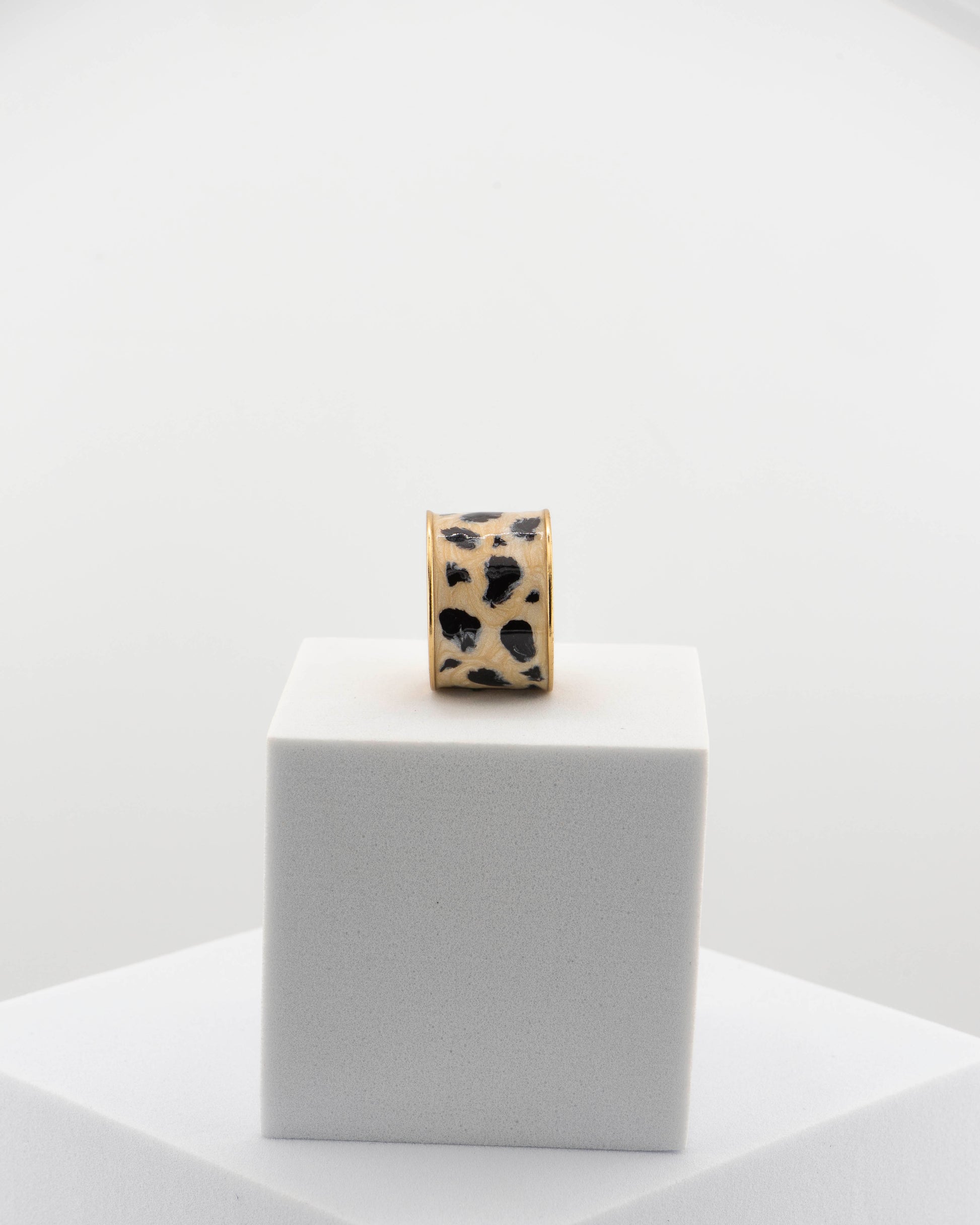 Refined yet bold enamel ring inspired by the cheetah’s wild elegance.
Handcrafted in Tuscany — 18K gold-plated bronze with glossy finish.