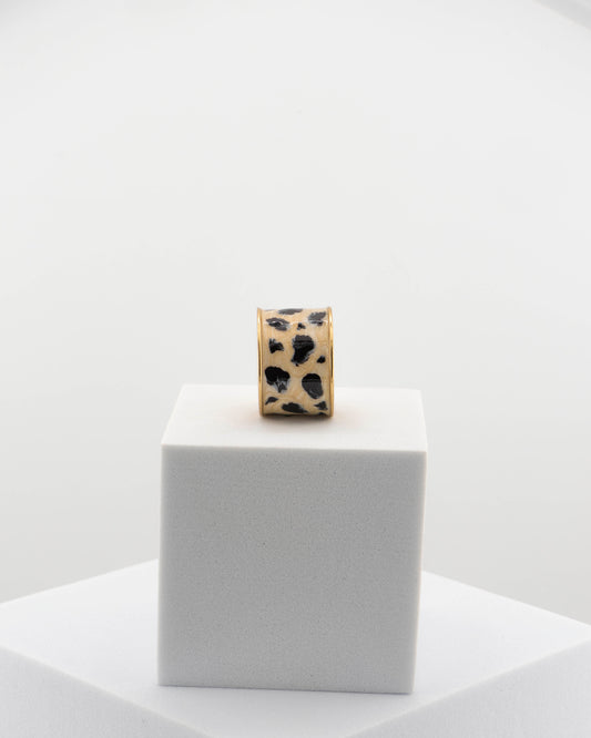 Refined yet bold enamel ring inspired by the cheetah’s wild elegance.
Handcrafted in Tuscany — 18K gold-plated bronze with glossy finish.