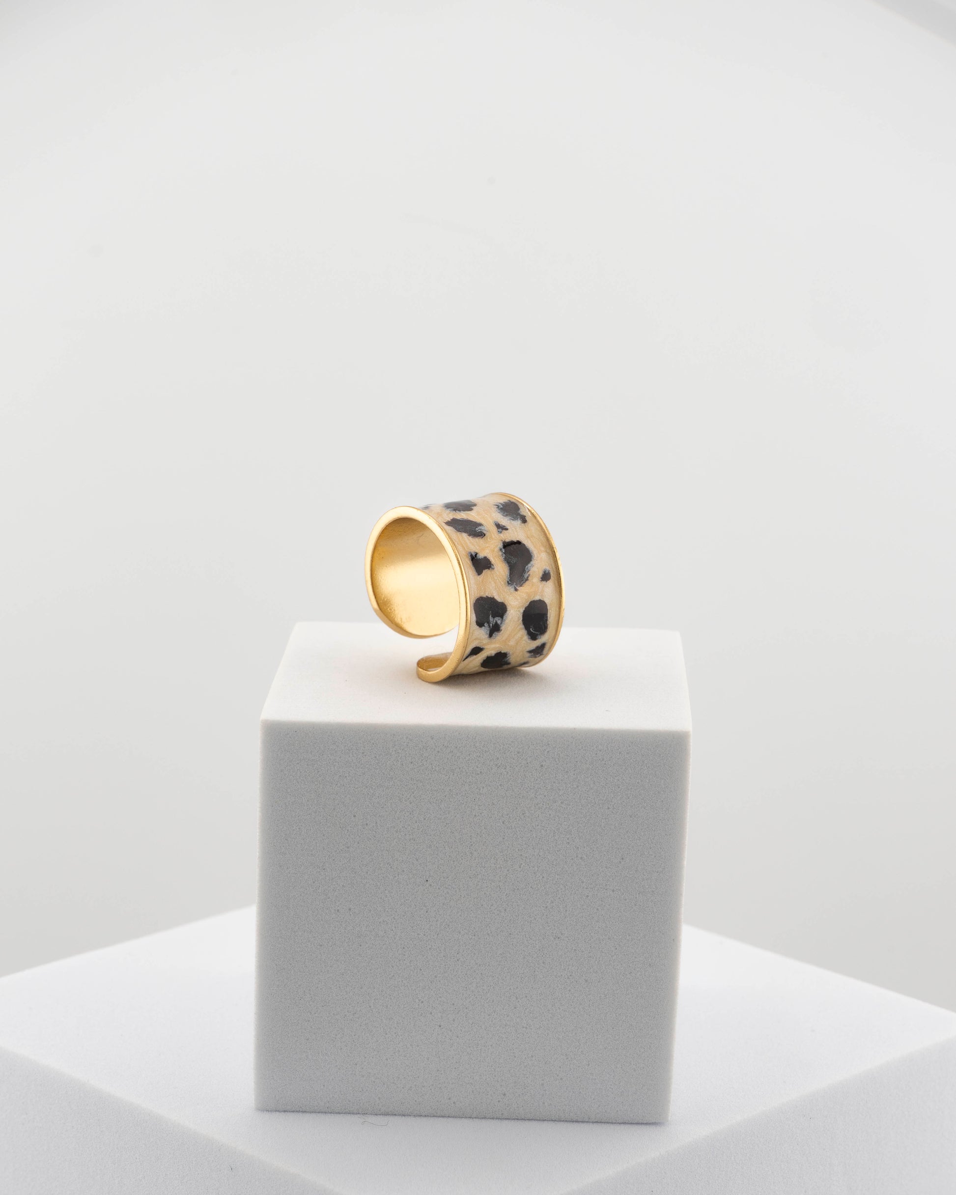 Refined yet bold enamel ring inspired by the cheetah’s wild elegance.
Handcrafted in Tuscany — 18K gold-plated bronze with glossy finish.