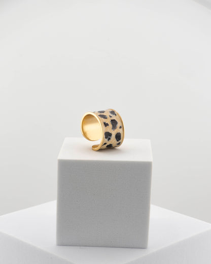 Refined yet bold enamel ring inspired by the cheetah’s wild elegance.
Handcrafted in Tuscany — 18K gold-plated bronze with glossy finish.