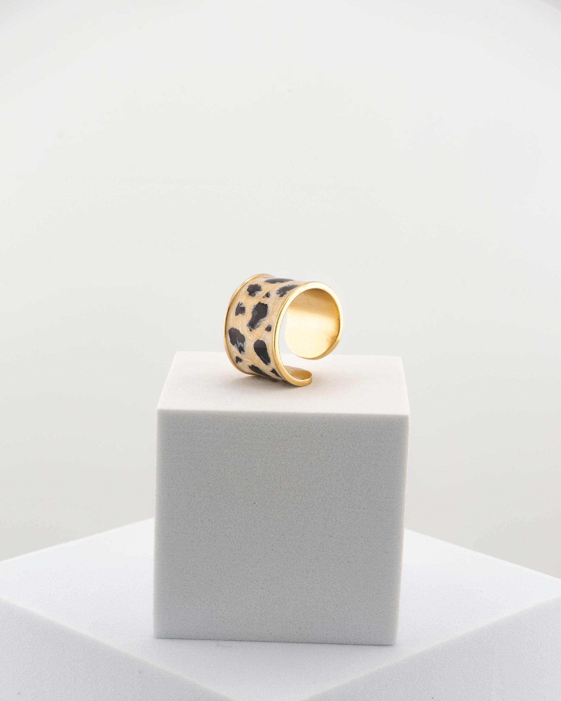 Refined yet bold enamel ring inspired by the cheetah’s wild elegance.
Handcrafted in Tuscany — 18K gold-plated bronze with glossy finish.