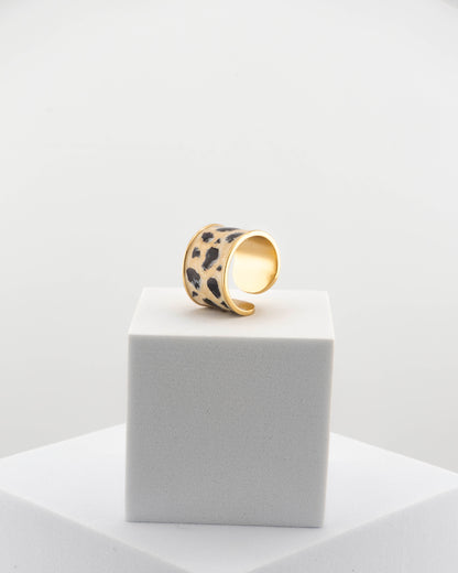 Refined yet bold enamel ring inspired by the cheetah’s wild elegance.
Handcrafted in Tuscany — 18K gold-plated bronze with glossy finish.