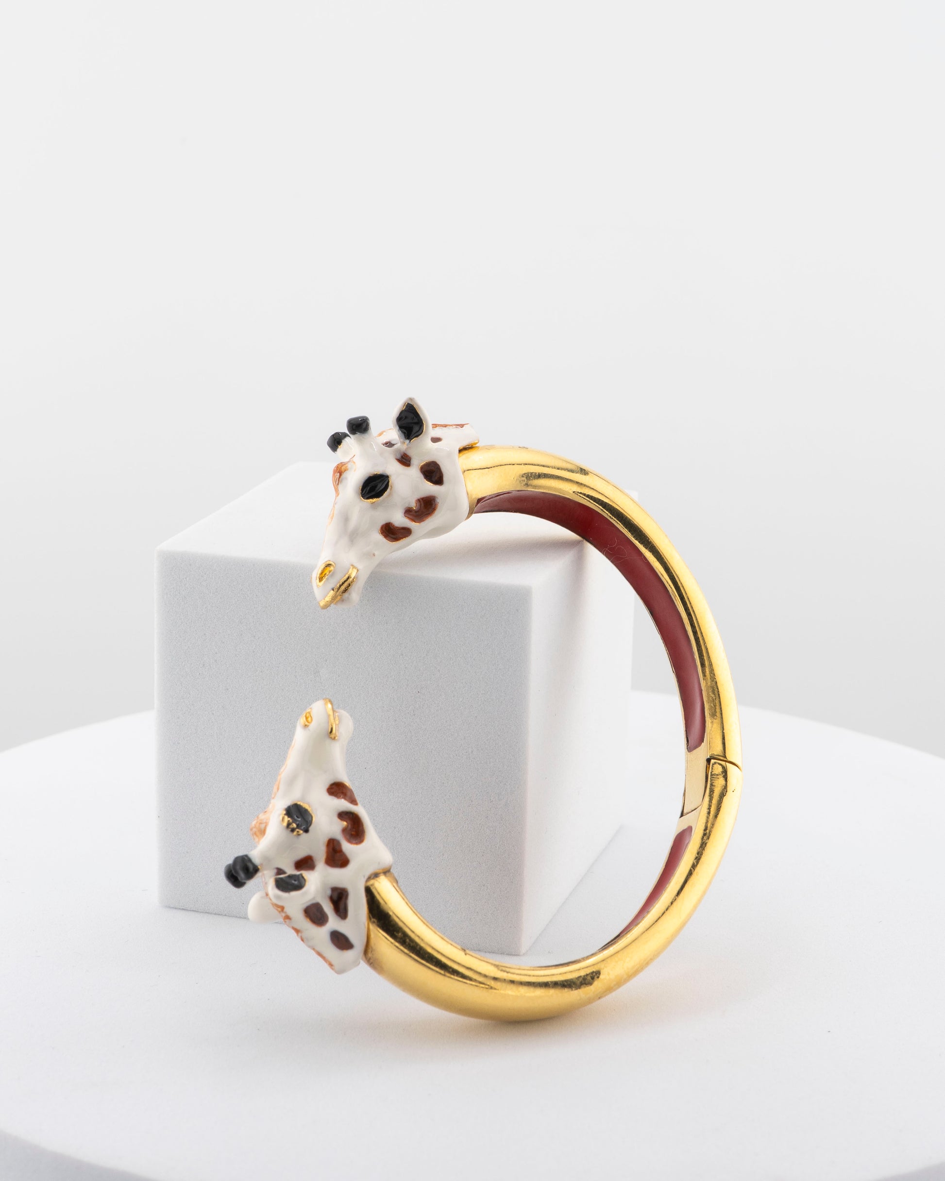 Open bracelet in white bronze with 18K gold plating and hand-painted giraffe heads.
An original Marri Cortona design — handmade in Tuscany.