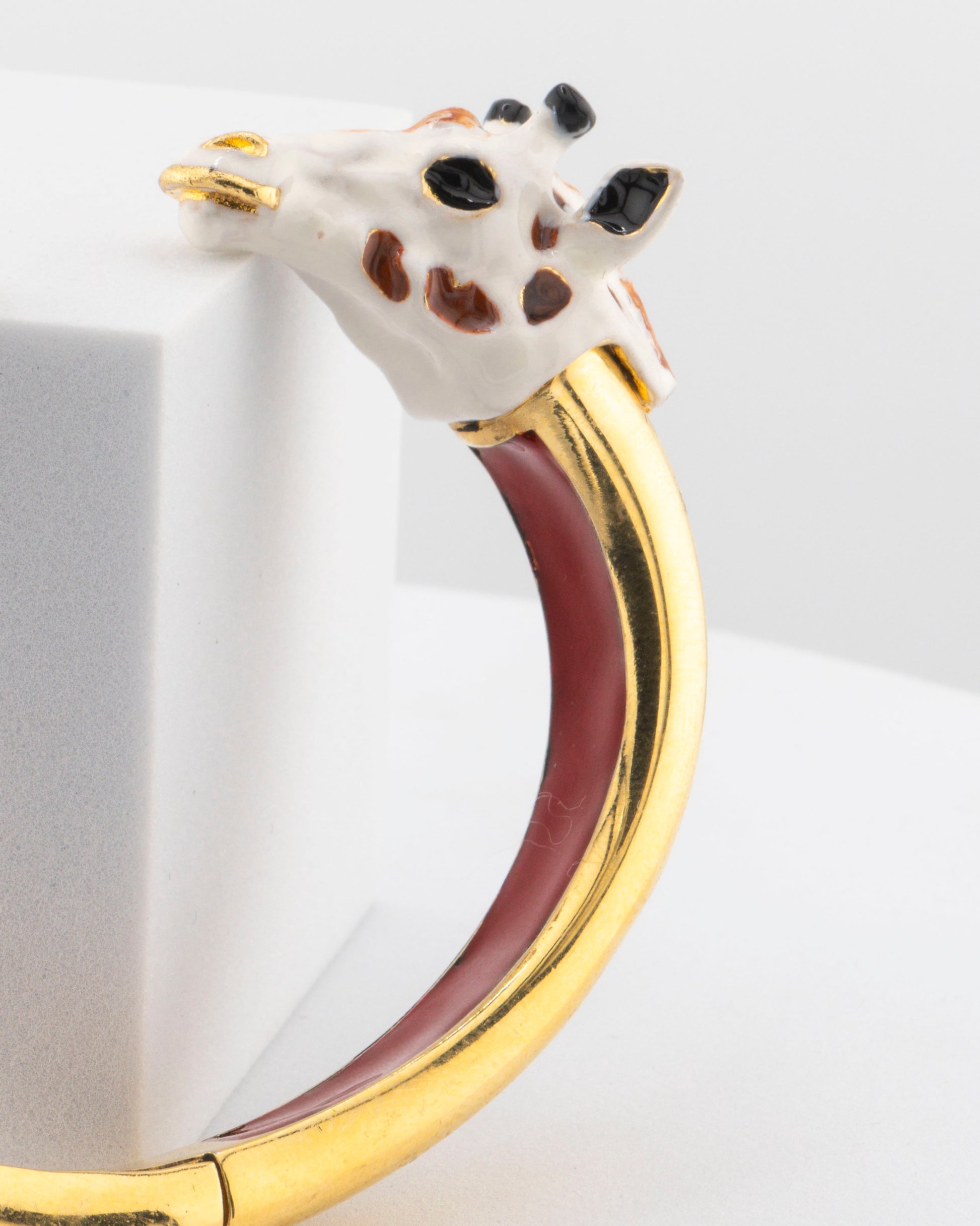 Open bracelet in white bronze with 18K gold plating and hand-painted giraffe heads.
An original Marri Cortona design — handmade in Tuscany.