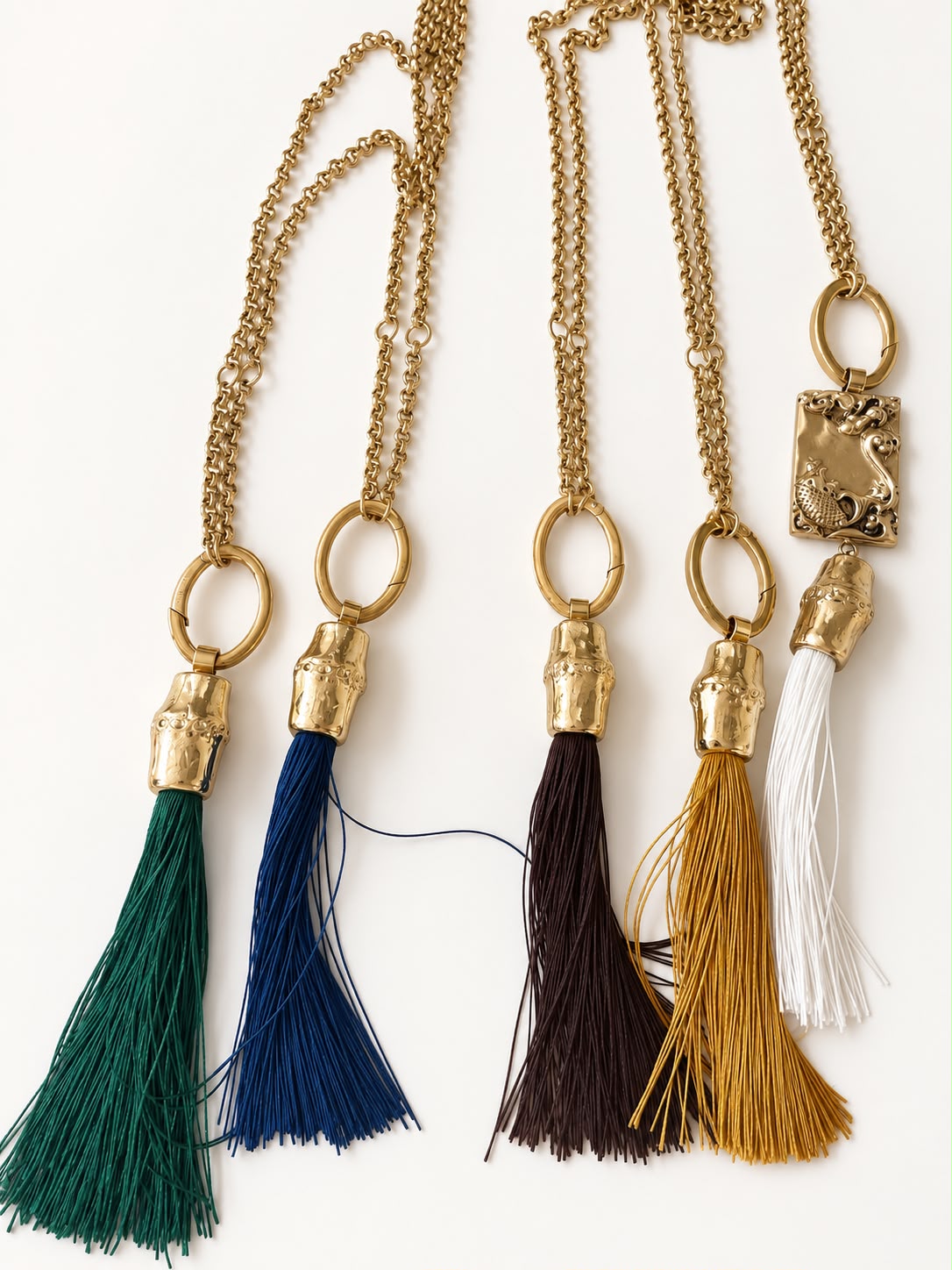 Collar con elemento de bambú y borla de seda de varios colores