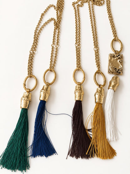 Collar con elemento de bambú y borla de seda de varios colores