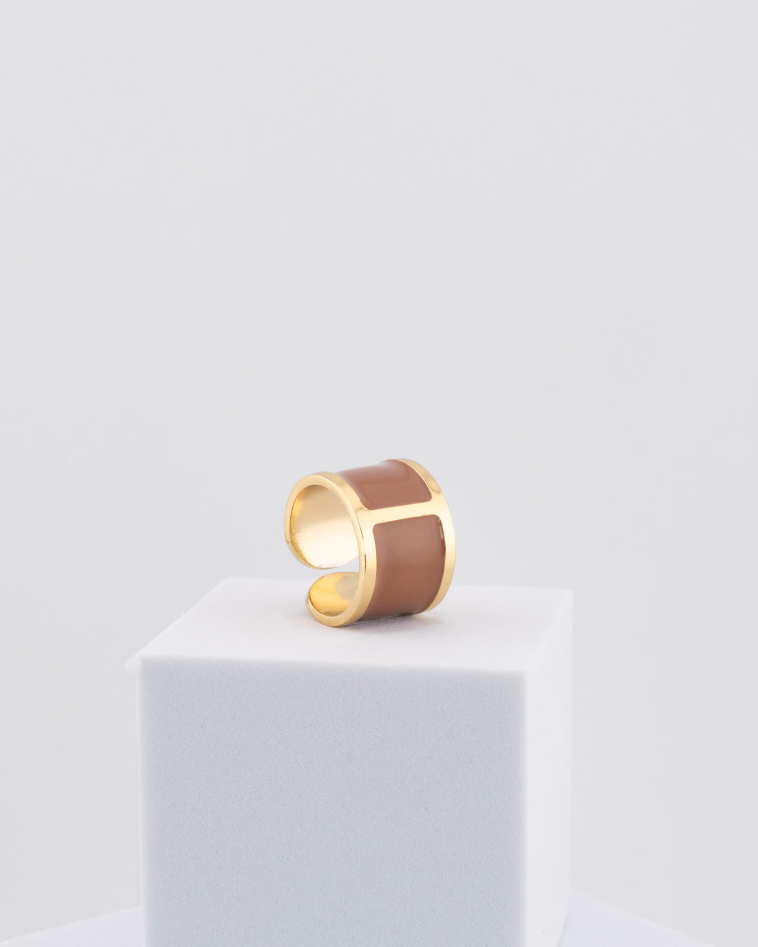 Handcrafted in Tuscany, the MarriCortona Smalto Rings combine 18k gold and hand-painted enamel — vibrant, refined, and authentically Made in Italy.