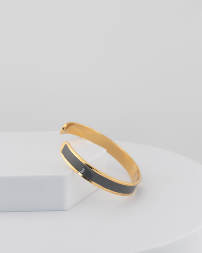 Handcrafted in Tuscany, the MarriCortona Smalto Bracelets in 18k gold and hand-painted enamel embody Italian artistry, color, and timeless elegance.