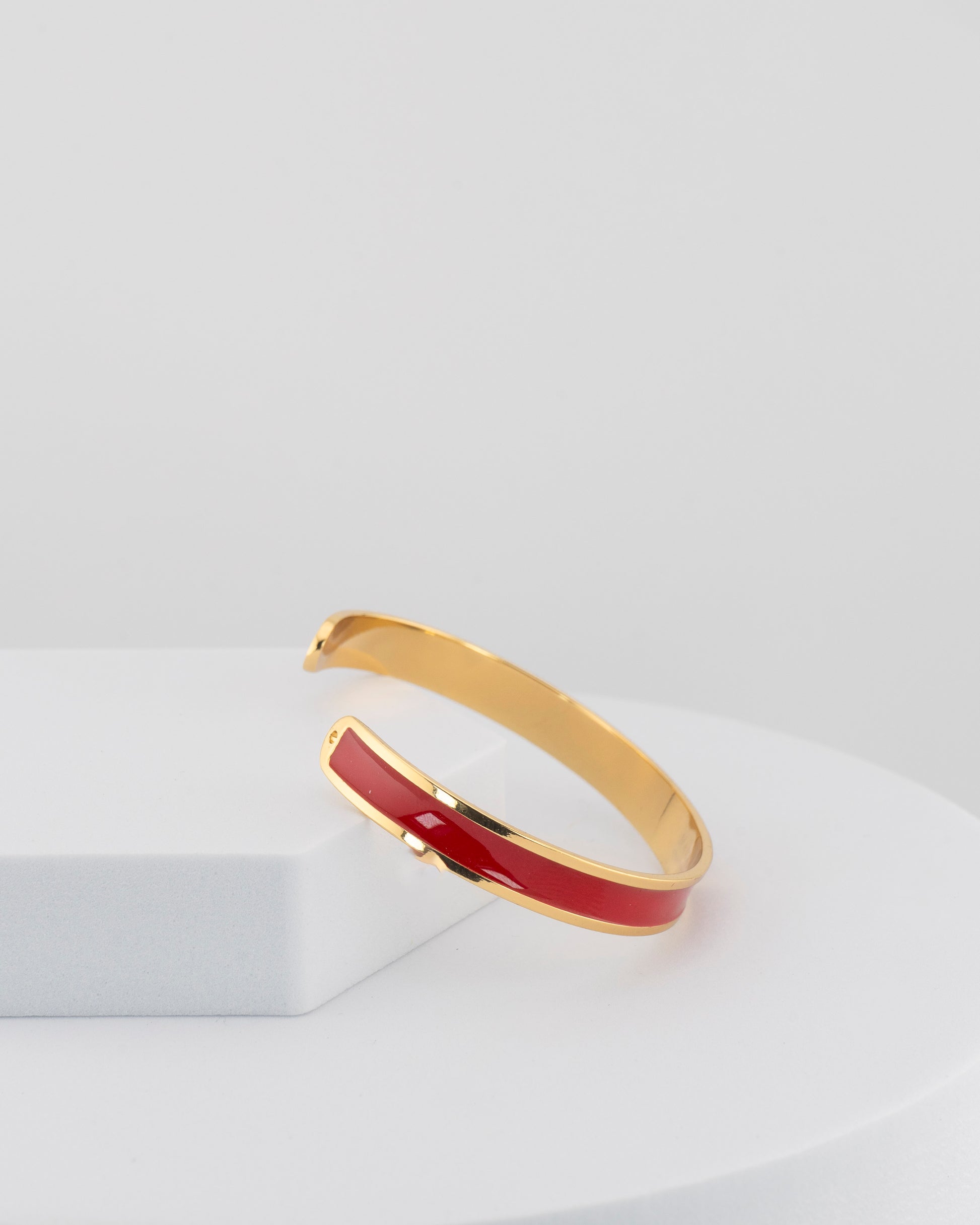 Handcrafted in Tuscany, the MarriCortona Smalto Bracelets in 18k gold and hand-painted enamel embody Italian artistry, color, and timeless elegance.