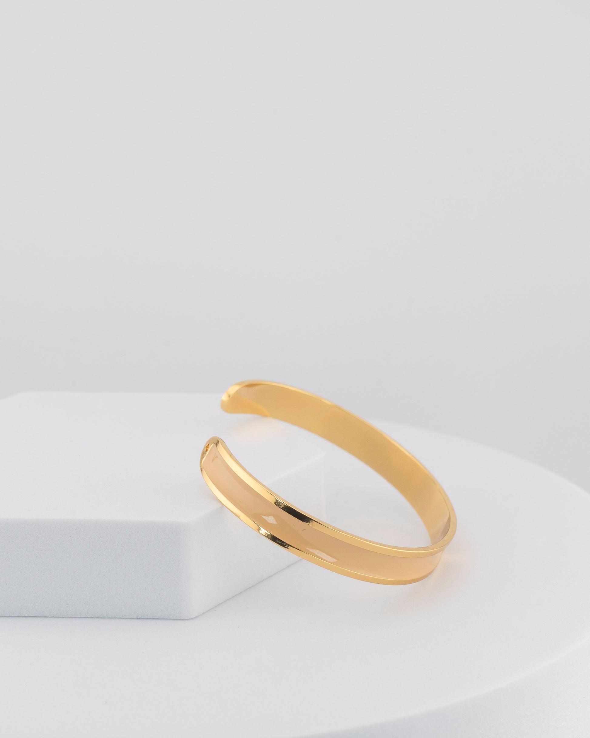 Handcrafted in Tuscany, the MarriCortona Smalto Bracelets in 18k gold and hand-painted enamel embody Italian artistry, color, and timeless elegance.