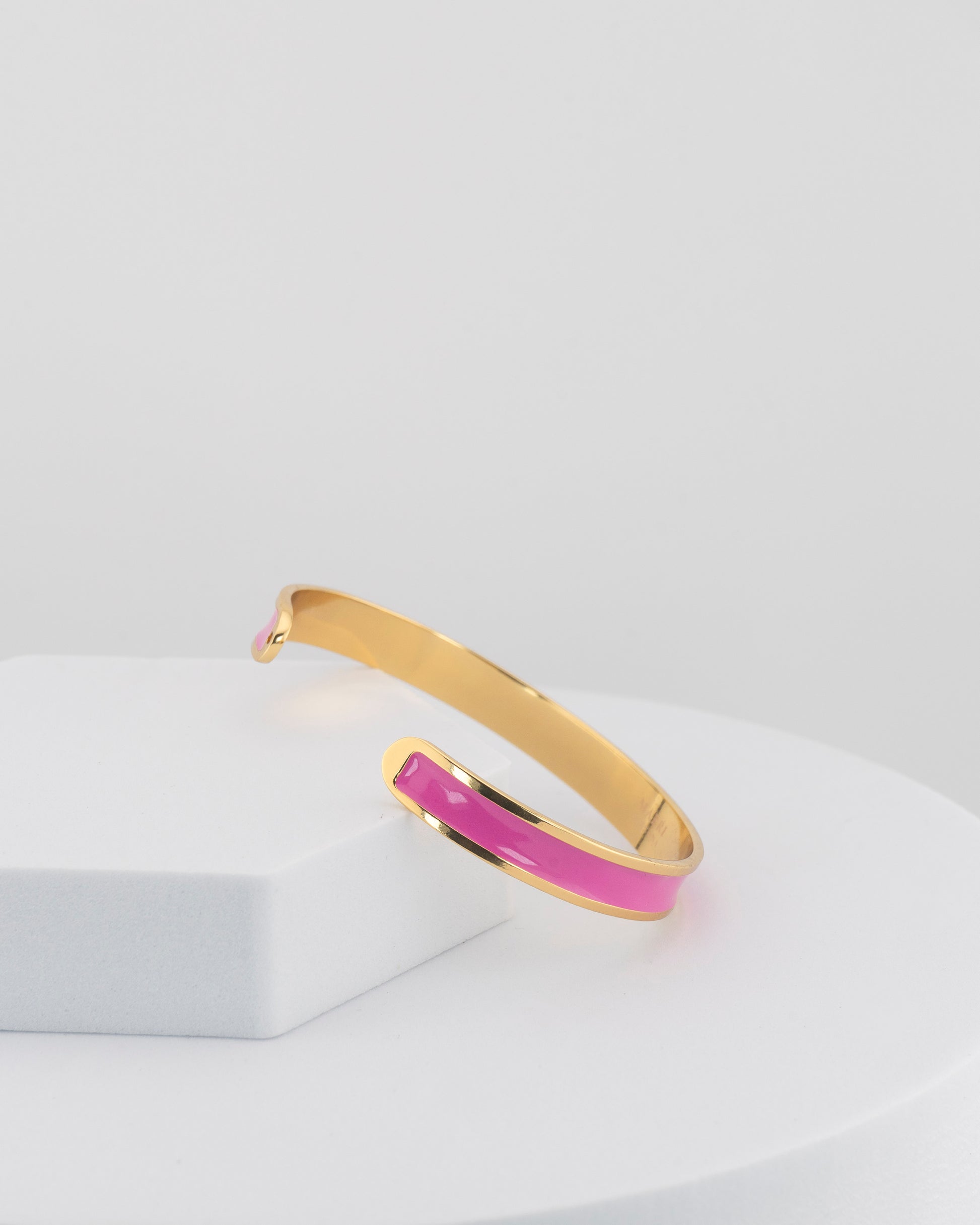 Handcrafted in Tuscany, the MarriCortona Smalto Bracelets in 18k gold and hand-painted enamel embody Italian artistry, color, and timeless elegance.